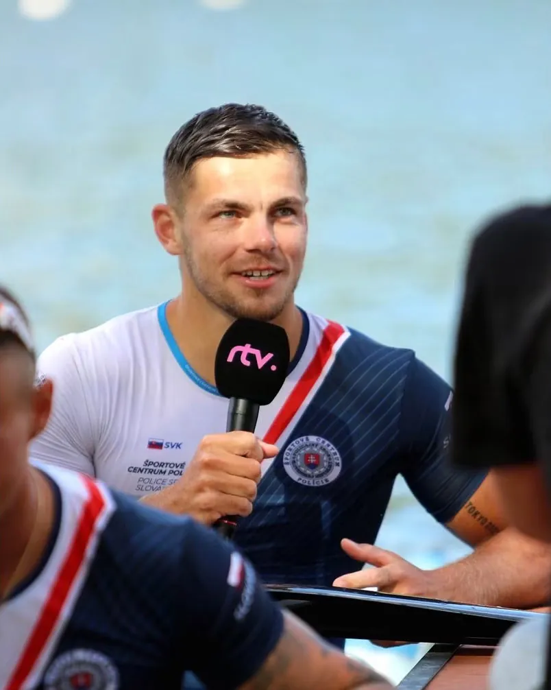 Denis Myšák pri rozhovore pre televíziu na Nováckej päťstovke 2026