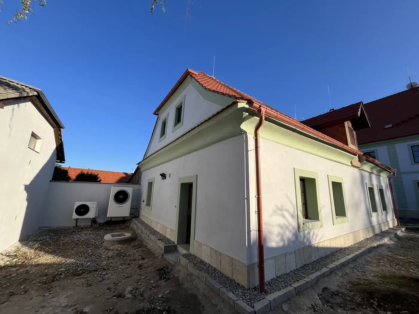 Boční pohled na dokončený dům s pálenou krytinou
