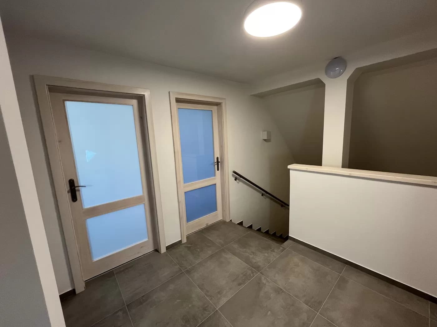 Schodiště a dveře v patře domu